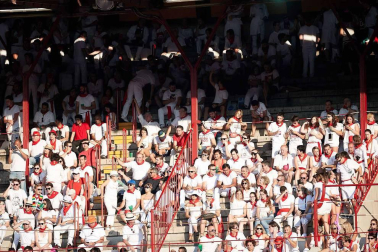 Público asistente a la Plaza de Toros de Pamplona durante la cuarta corrida de la Feria del Toro 2018.