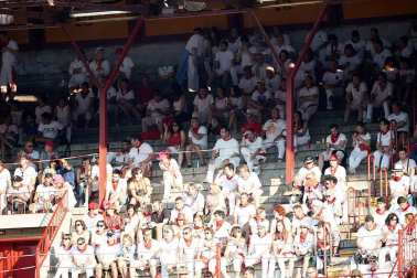 Público asistente a la Plaza de Toros de Pamplona durante la cuarta corrida de la Feria del Toro 2018.
