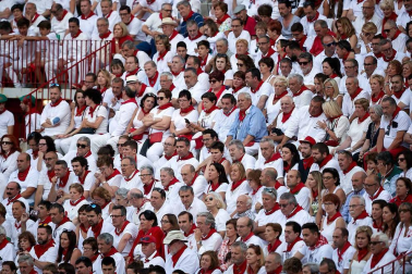 Público asistente a la Plaza de Toros de Pamplona durante la cuarta corrida de la Feria del Toro 2018.