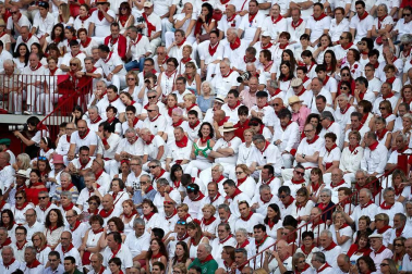 Público asistente a la Plaza de Toros de Pamplona durante la cuarta corrida de la Feria del Toro 2018.