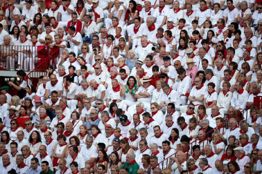 Público asistente a la Plaza de Toros de Pamplona durante la cuarta corrida de la Feria del Toro 2018.