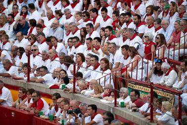 Público asistente a la Plaza de Toros de Pamplona durante la cuarta corrida de la Feria del Toro 2018.