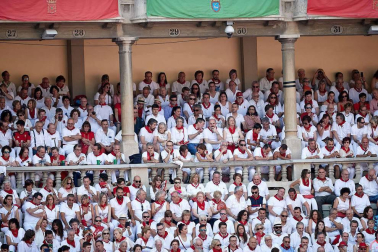 Público asistente a la Plaza de Toros de Pamplona durante la cuarta corrida de la Feria del Toro 2018.