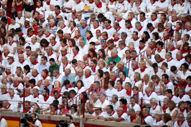 Público asistente a la Plaza de Toros de Pamplona durante la cuarta corrida de la Feria del Toro 2018.