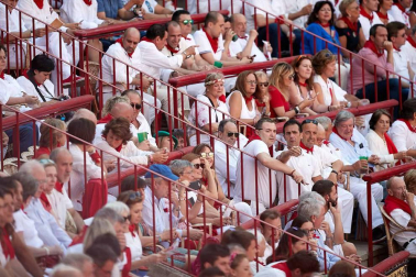 Público asistente a la Plaza de Toros de Pamplona durante la cuarta corrida de la Feria del Toro 2018.