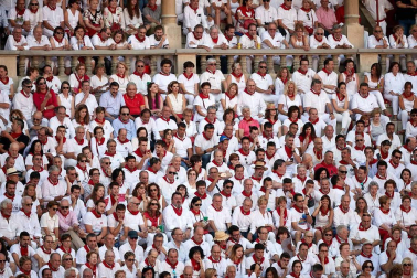 Público asistente a la Plaza de Toros de Pamplona durante la cuarta corrida de la Feria del Toro 2018.