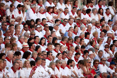 Público asistente a la Plaza de Toros de Pamplona durante la cuarta corrida de la Feria del Toro 2018.