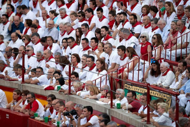 Público asistente a la Plaza de Toros de Pamplona durante la cuarta corrida de la Feria del Toro 2018.