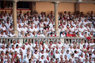 Público asistente a la Plaza de Toros de Pamplona durante la cuarta corrida de la Feria del Toro 2018.