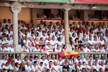 Público asistente a la Plaza de Toros de Pamplona durante la cuarta corrida de la Feria del Toro 2018.