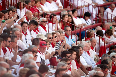 Público asistente a la Plaza de Toros de Pamplona durante la cuarta corrida de la Feria del Toro 2018.