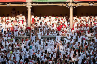 Público asistente a la Plaza de Toros de Pamplona durante la cuarta corrida de la Feria del Toro 2018.
