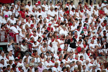 Público asistente a la Plaza de Toros de Pamplona durante la cuarta corrida de la Feria del Toro 2018.
