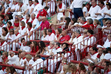 Público asistente a la Plaza de Toros de Pamplona durante la cuarta corrida de la Feria del Toro 2018.