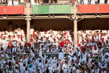 Público asistente a la Plaza de Toros de Pamplona durante la cuarta corrida de la Feria del Toro 2018.