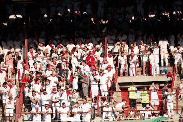 Público asistente a la Plaza de Toros de Pamplona durante la cuarta corrida de la Feria del Toro 2018.