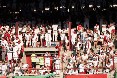 Público asistente a la Plaza de Toros de Pamplona durante la cuarta corrida de la Feria del Toro 2018.