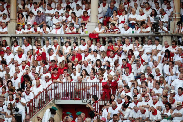 Público asistente a la Plaza de Toros de Pamplona durante la cuarta corrida de la Feria del Toro 2018.