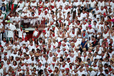 Público asistente a la Plaza de Toros de Pamplona durante la cuarta corrida de la Feria del Toro 2018.
