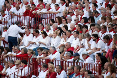 Público asistente a la Plaza de Toros de Pamplona durante la cuarta corrida de la Feria del Toro 2018.