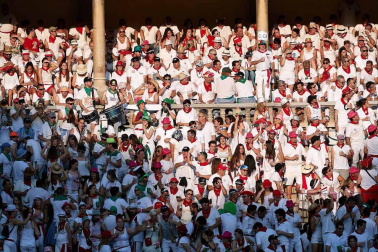 Público asistente a la Plaza de Toros de Pamplona durante la cuarta corrida de la Feria del Toro 2018.