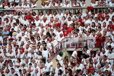 Público asistente a la Plaza de Toros de Pamplona durante la cuarta corrida de la Feria del Toro 2018.