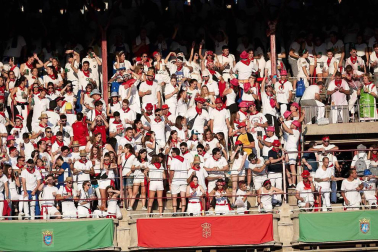 Público asistente a la Plaza de Toros de Pamplona durante la cuarta corrida de la Feria del Toro 2018.