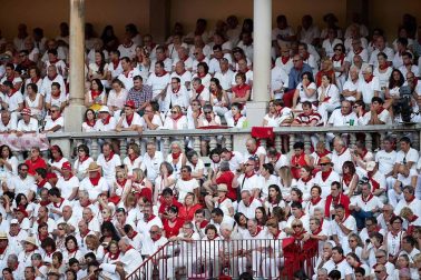 Público asistente a la Plaza de Toros de Pamplona durante la cuarta corrida de la Feria del Toro 2018.