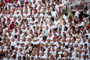 Público asistente a la Plaza de Toros de Pamplona durante la cuarta corrida de la Feria del Toro 2018.