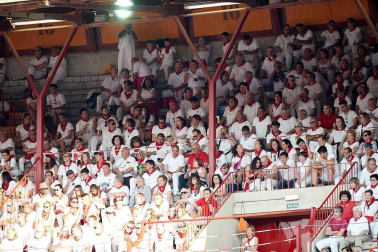 Público asistente a la Plaza de Toros de Pamplona durante la cuarta corrida de la Feria del Toro 2018.