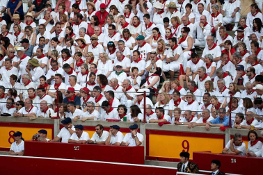 Público asistente a la Plaza de Toros de Pamplona durante la cuarta corrida de la Feria del Toro 2018.
