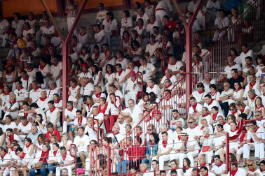Público asistente a la Plaza de Toros de Pamplona durante la cuarta corrida de la Feria del Toro 2018.