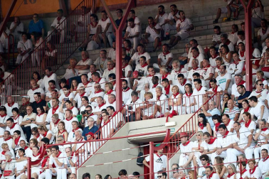 Público asistente a la Plaza de Toros de Pamplona durante la cuarta corrida de la Feria del Toro 2018.