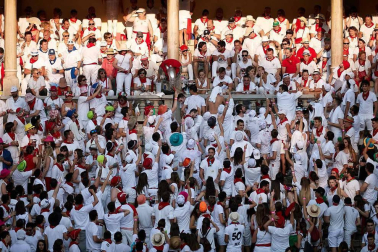 Público asistente a la Plaza de Toros de Pamplona durante la cuarta corrida de la Feria del Toro 2018.
