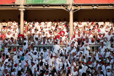 Público asistente a la Plaza de Toros de Pamplona durante la cuarta corrida de la Feria del Toro 2018.