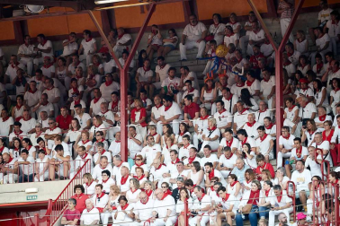 Público asistente a la Plaza de Toros de Pamplona durante la cuarta corrida de la Feria del Toro 2018.