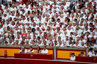 Público asistente a la Plaza de Toros de Pamplona durante la cuarta corrida de la Feria del Toro 2018.