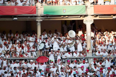 Público asistente a la Plaza de Toros de Pamplona durante la cuarta corrida de la Feria del Toro 2018.