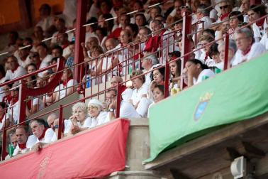 Público asistente a la Plaza de Toros de Pamplona durante la cuarta corrida de la Feria del Toro 2018.