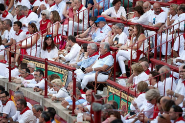 Público asistente a la Plaza de Toros de Pamplona durante la cuarta corrida de la Feria del Toro 2018.