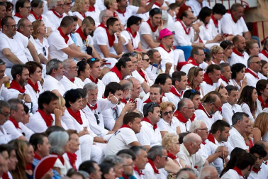 Público asistente a la Plaza de Toros de Pamplona durante la cuarta corrida de la Feria del Toro 2018.