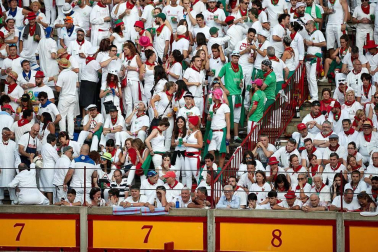 Público asistente a la Plaza de Toros de Pamplona durante la cuarta corrida de la Feria del Toro 2018.