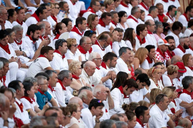 Público asistente a la Plaza de Toros de Pamplona durante la cuarta corrida de la Feria del Toro 2018.