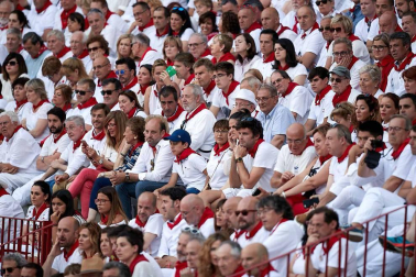 Público asistente a la Plaza de Toros de Pamplona durante la cuarta corrida de la Feria del Toro 2018.