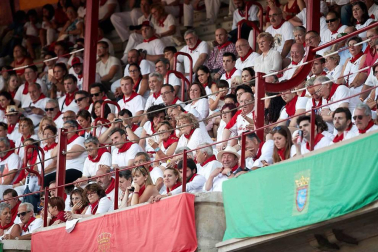 Público asistente a la Plaza de Toros de Pamplona durante la cuarta corrida de la Feria del Toro 2018.