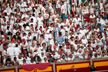 Público asistente a la Plaza de Toros de Pamplona durante la cuarta corrida de la Feria del Toro 2018.
