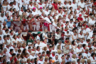 Público asistente a la Plaza de Toros de Pamplona durante la cuarta corrida de la Feria del Toro 2018.