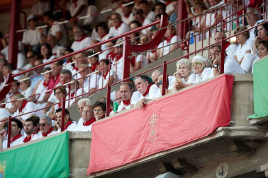 Público asistente a la Plaza de Toros de Pamplona durante la cuarta corrida de la Feria del Toro 2018.