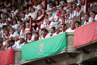 Público asistente a la Plaza de Toros de Pamplona durante la cuarta corrida de la Feria del Toro 2018.