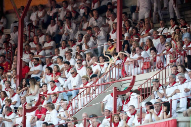Público asistente a la Plaza de Toros de Pamplona durante la cuarta corrida de la Feria del Toro 2018.